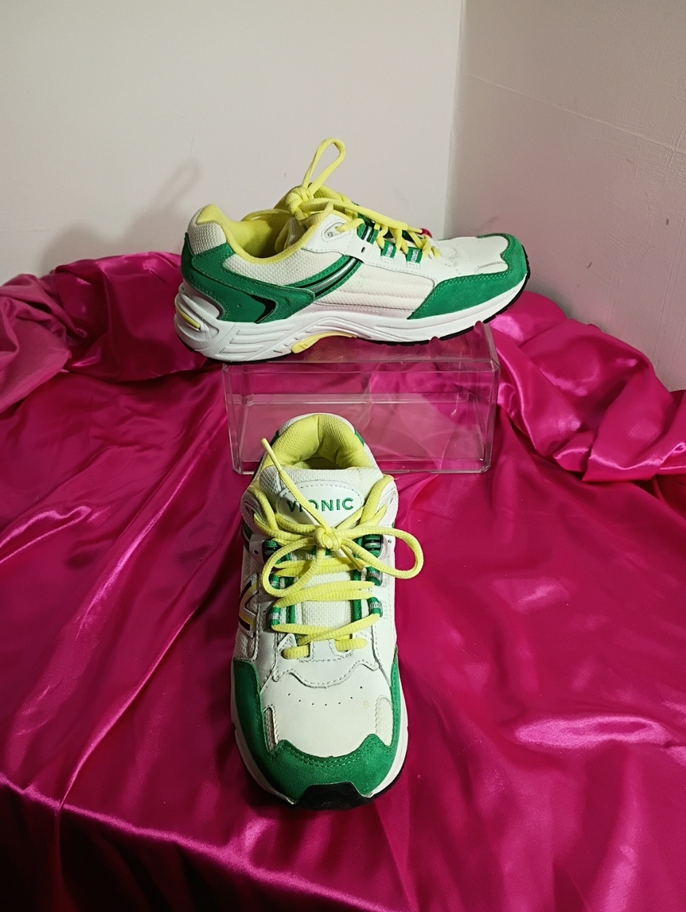 Vionic 23Walk 2.0 Sneaker Women’s Size 7.5 Green /White. Condition is Pre-owned